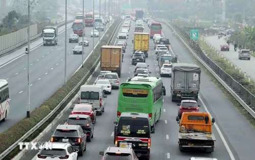 Mùng 2 Tết Lưu lượng phương tiện trên tuyến cao tốc Pháp Vân-Cầu Giẽ tăng cao