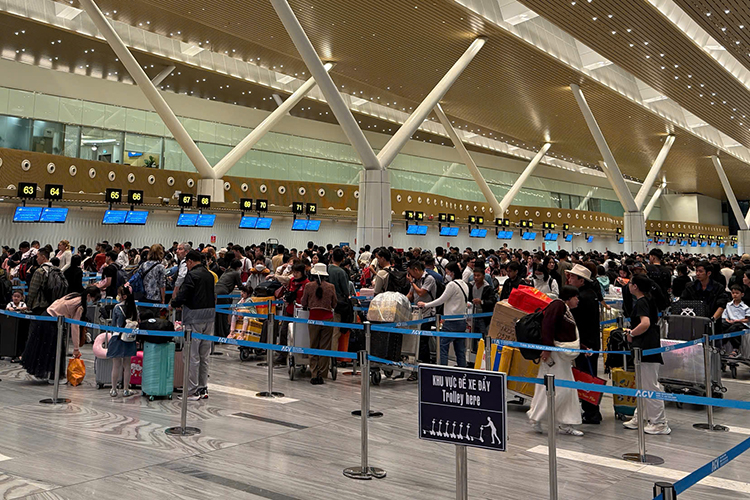 Sân bay Tân Sơn Nhất chạm mốc kỷ lục về chuyến bay và hành khách