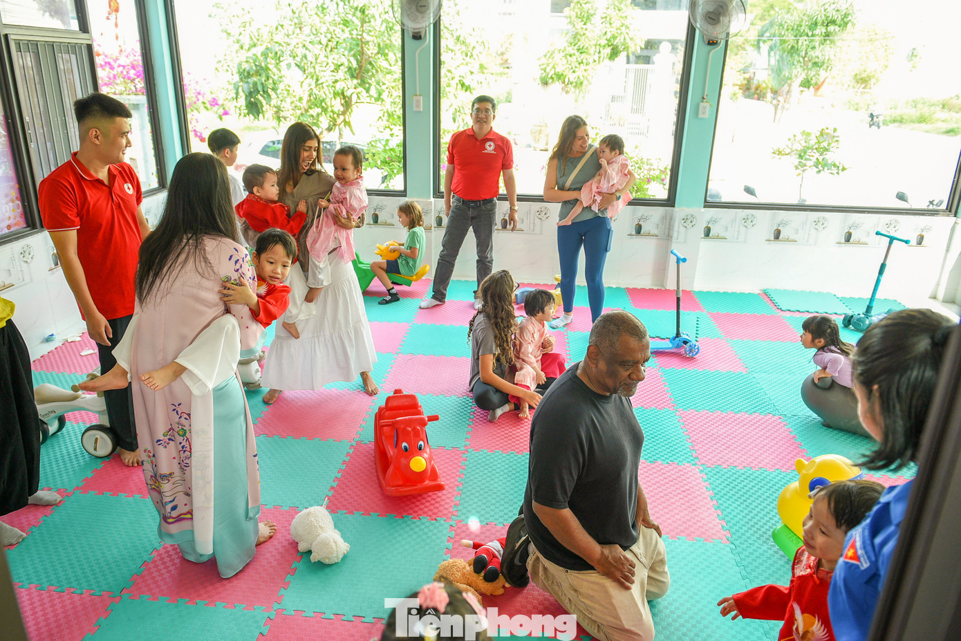 Người thân từ phương xa của những đứa trẻ mồ côi