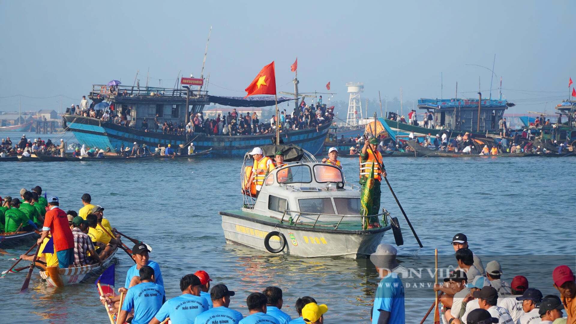 Dừng giải đua ghe ở Tp Huế do sự cố chìm thuyền khiến hai mẹ con tử vong