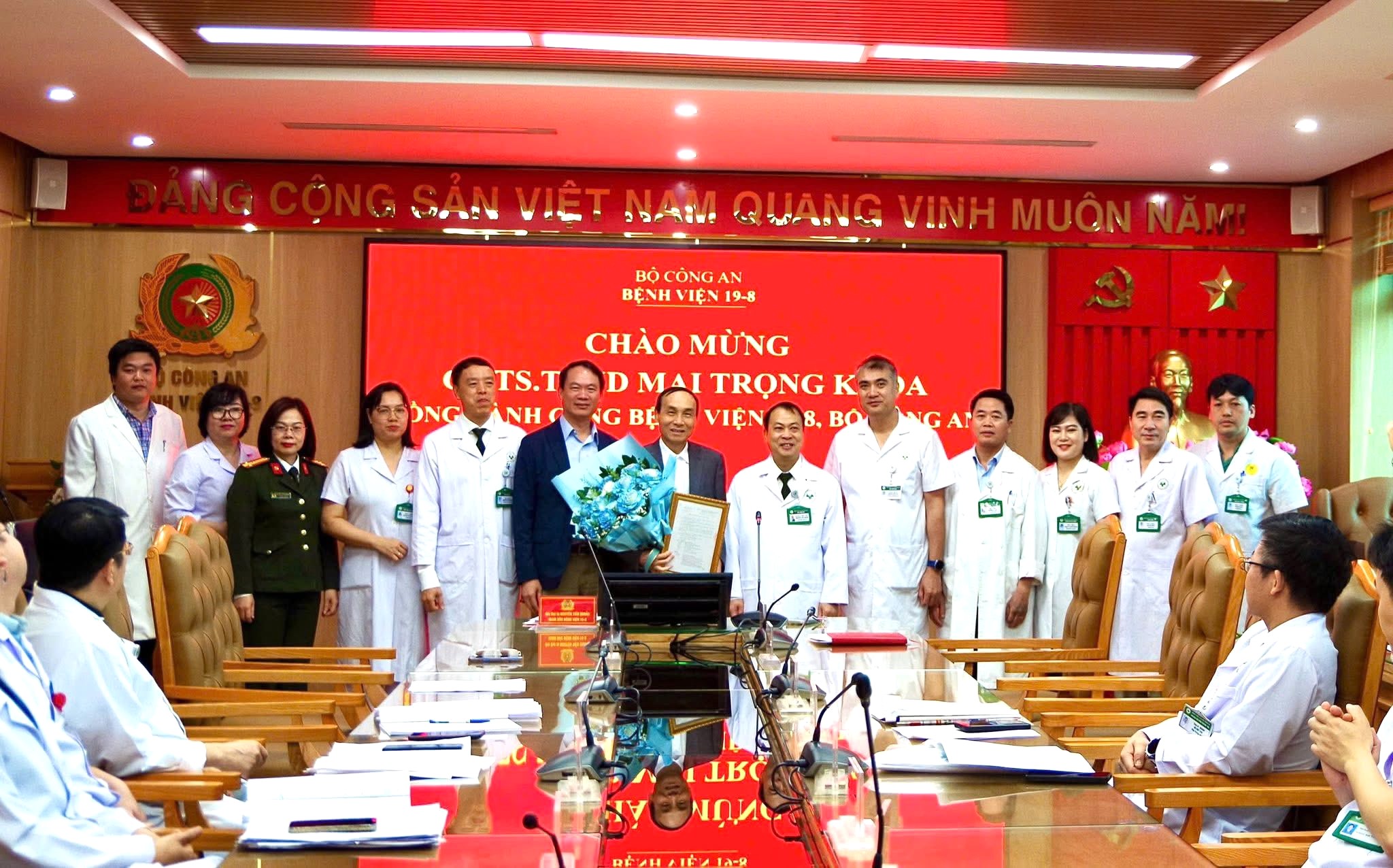 Bệnh viện 19-8 Tăng cường chuyên môn Ung bướu và Y học hạt nhân, GS TS TTND Mai Trọng Khoa là cố vấn cao cấp