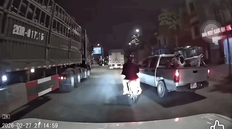 Tạm giữ tài xế bán tải vì tạt đầu, gây ngã xe máy chở trẻ em