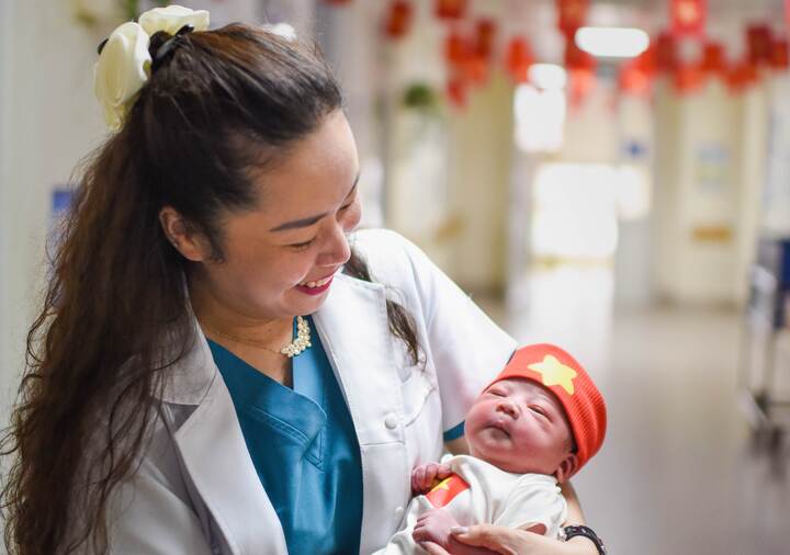 Tiếng khóc của bé 1,1kg và khoảnh khắc nín thở giữa hai sinh mạng của nữ bác sĩ