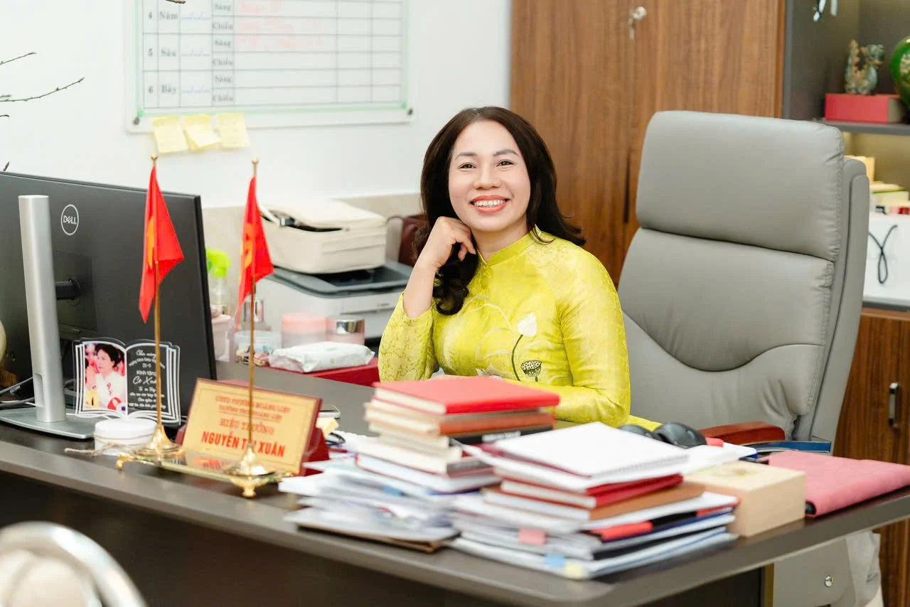 Hà Nội Nữ hiệu trưởng đứng lớp kèm học sinh, ăn trưa cùng các em mỗi ngày, được Bộ GDĐT tặng Bằng khen