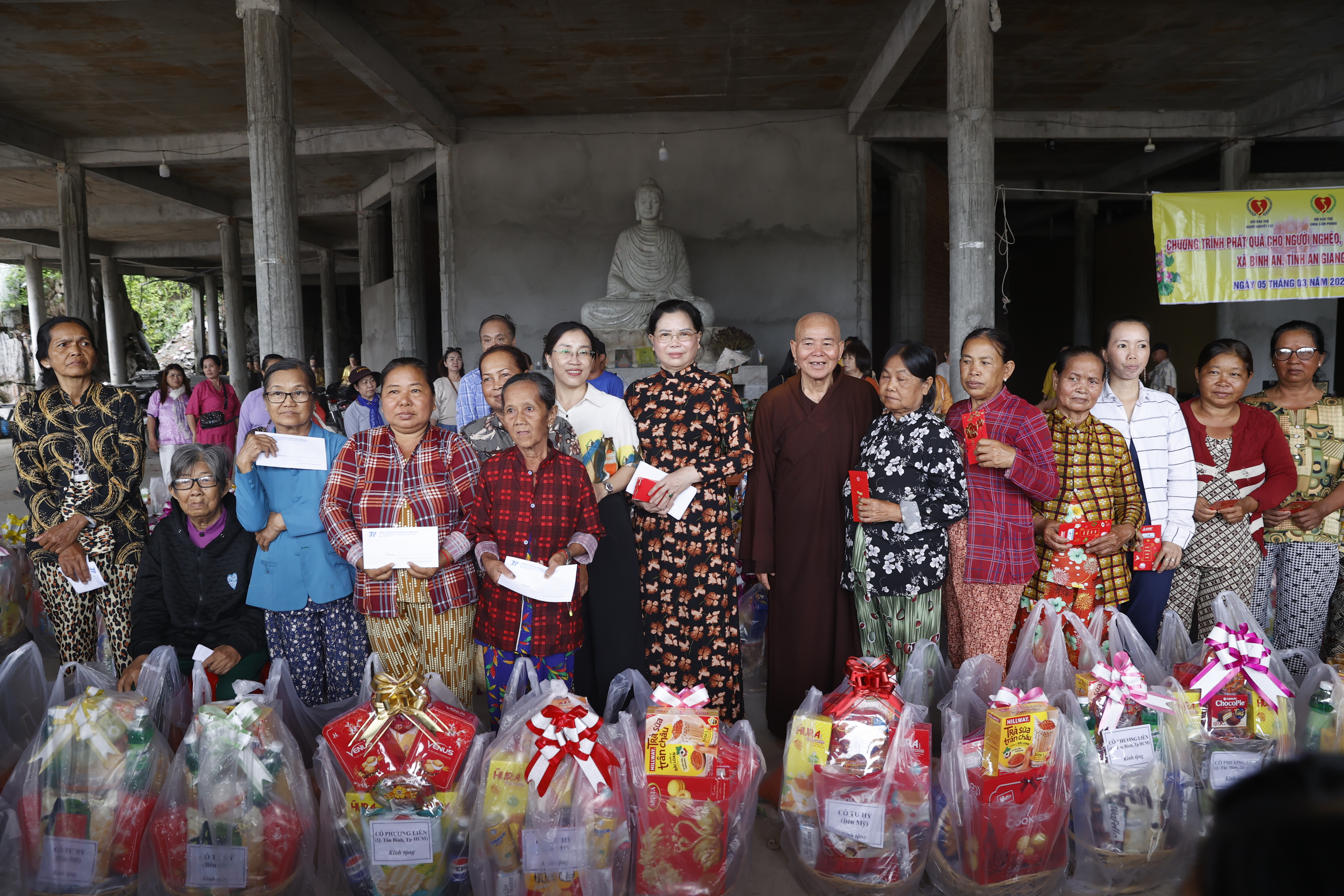 Chuyến xe nghĩa tình về với bà con vùng biên Kiên Giang