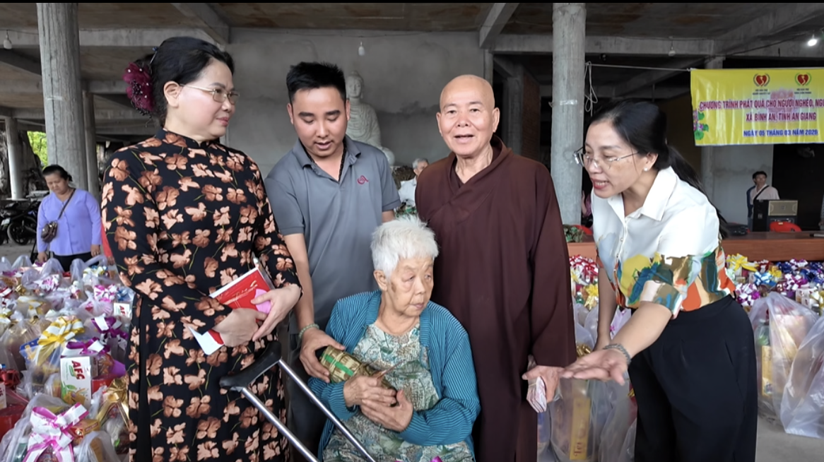 Chuyến xe nghĩa tình vùng biên Kiên Giang