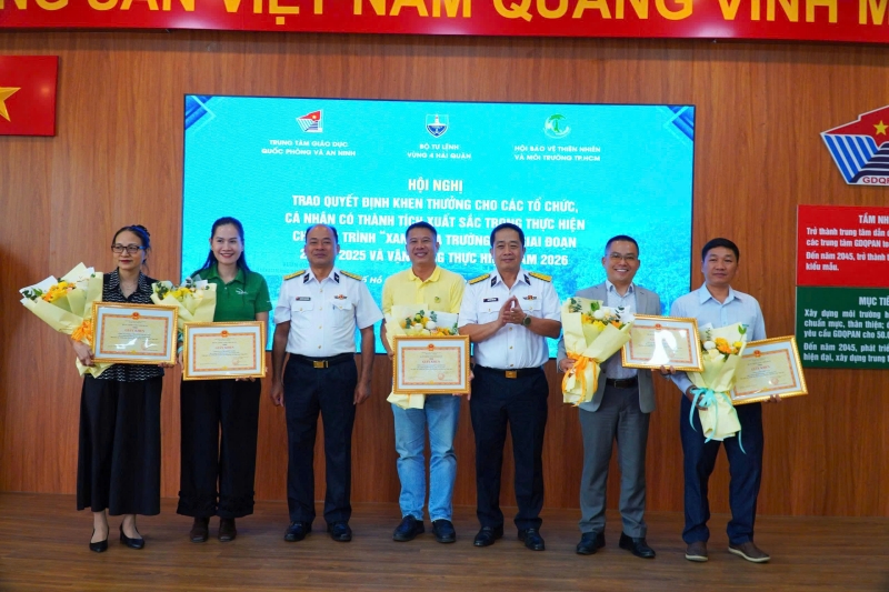 Khen thưởng các tổ chức, cá nhân tiêu biểu trong Chương trình “Xanh hóa Trường Sa”