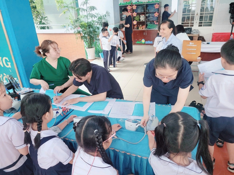 Vai trò của gia đình và nhà trường trong bảo vệ sức khỏe trẻ em