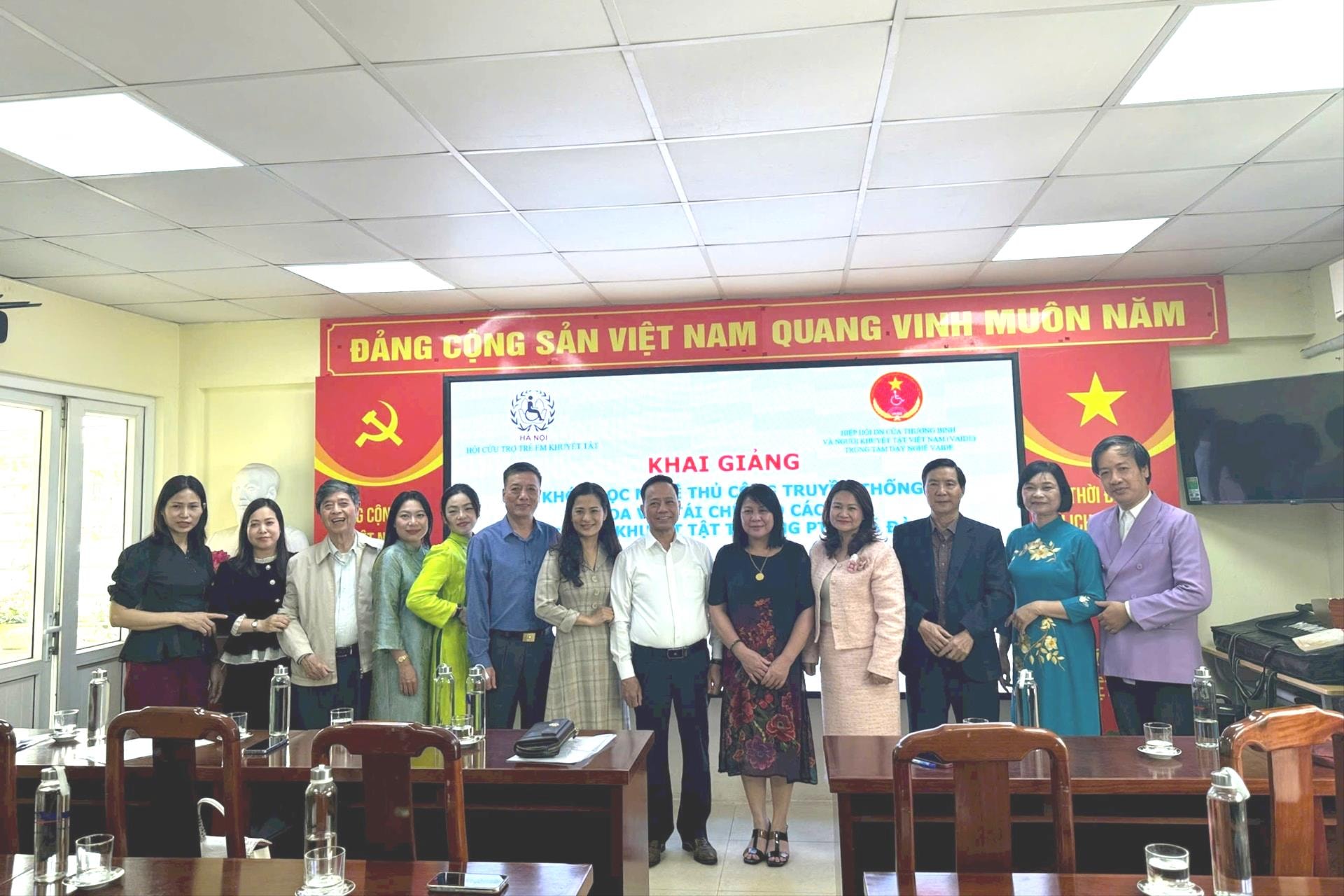 Trường PTCS Xã Đàn Hà Nội  Dạy nghề làm hoa vải cho học sinh khiếm thính