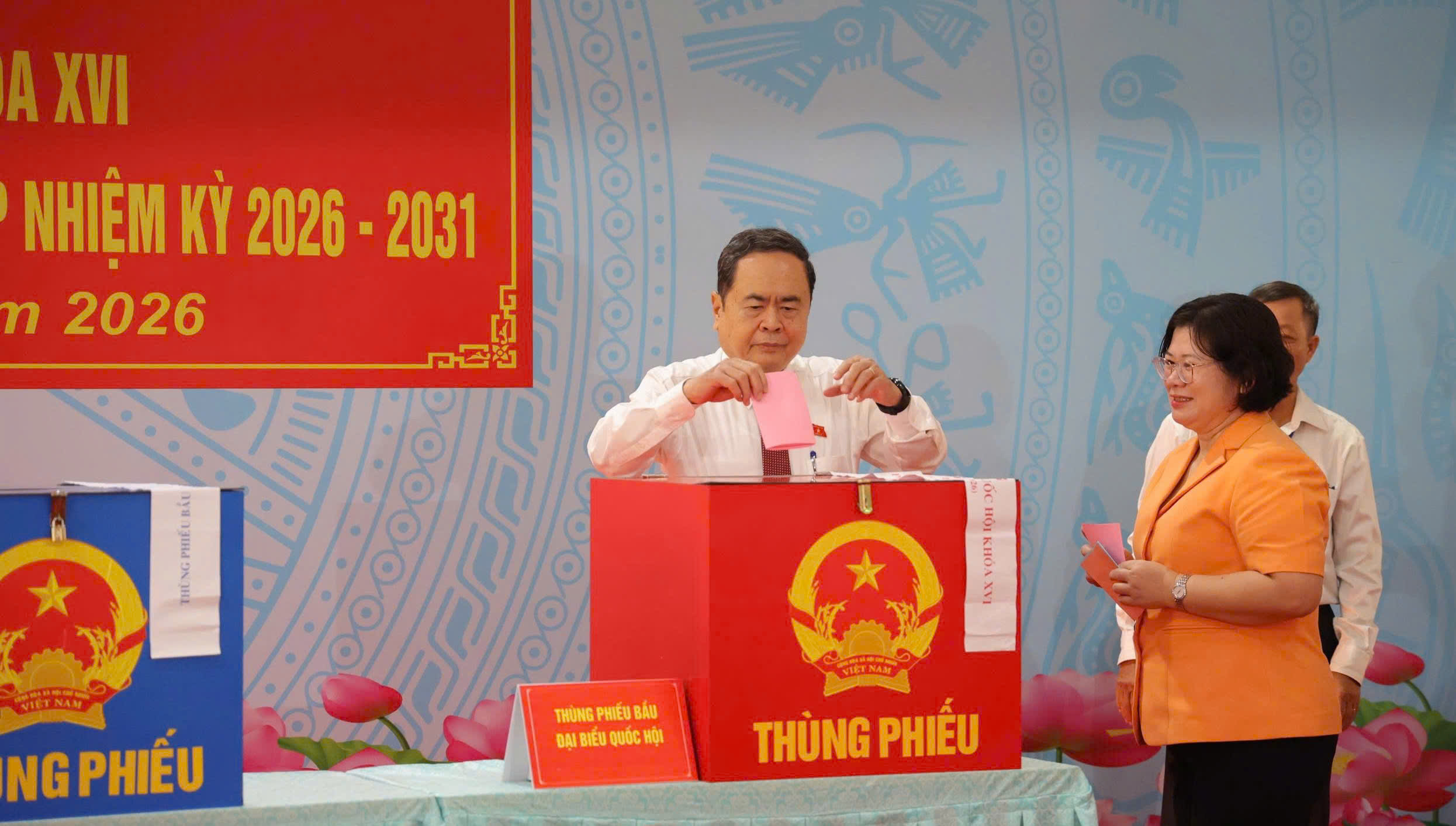 Chủ tịch Quốc hội Trần Thanh Mẫn tham dự lễ khai mạc và bỏ phiếu bầu cử tại xã Hóc Môn