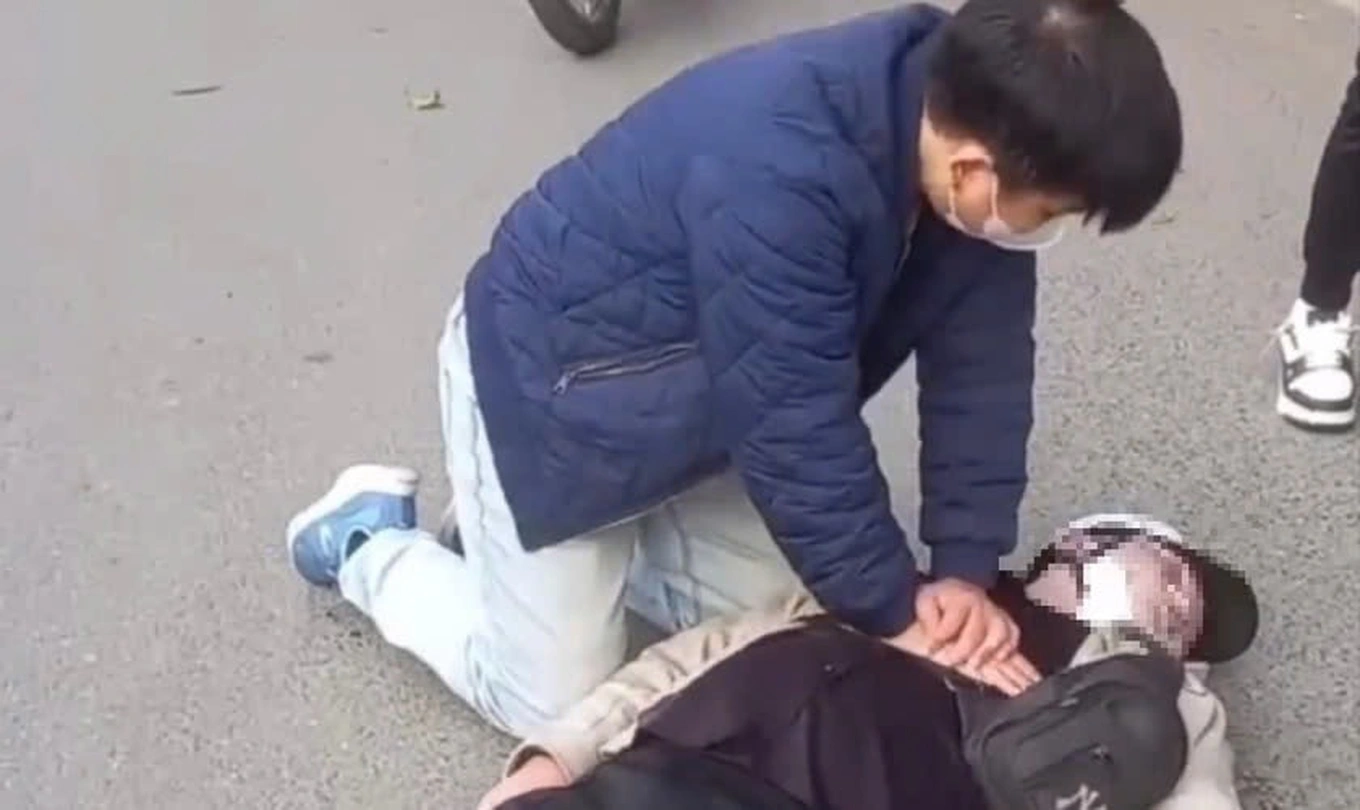 Sở Y tế Hà Nội khen thưởng bác sĩ cứu người trên đường