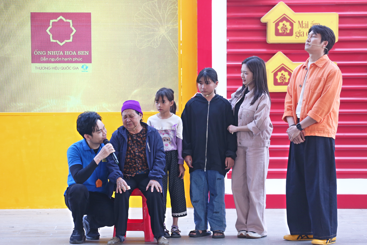 Đình Tú - Ngọc Huyền đồng hành và hỗ trợ em bé mồ côi ăn học đến hết lớp 12