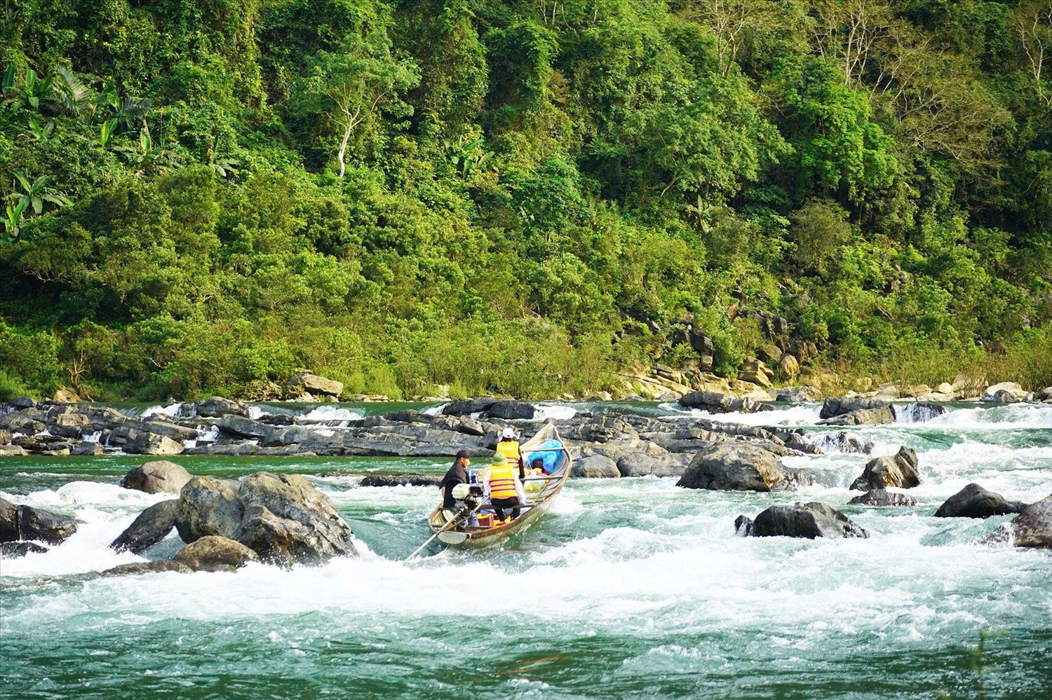 Ngọn lửa nuôi dưỡng trí thức cho con em người Bru Vân Kiều ở bản biệt lập
