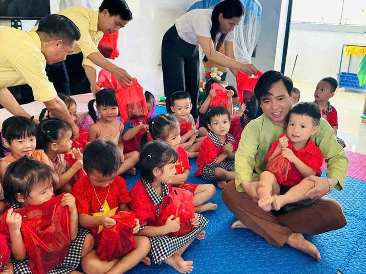 Nghệ nhân Ưu tú Phạm Hồng Quang Giữ lửa văn hóa tâm linh, chắp cánh yêu thương cho trẻ em kém may mắn