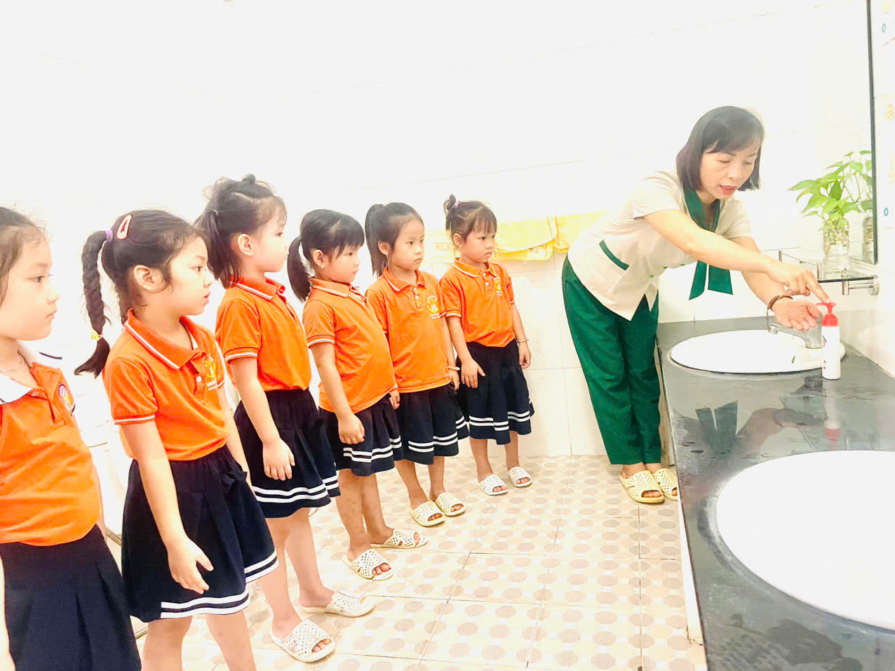 Hà Nội mở đợt cao điểm phòng chống bệnh tay chân miệng tại trường học