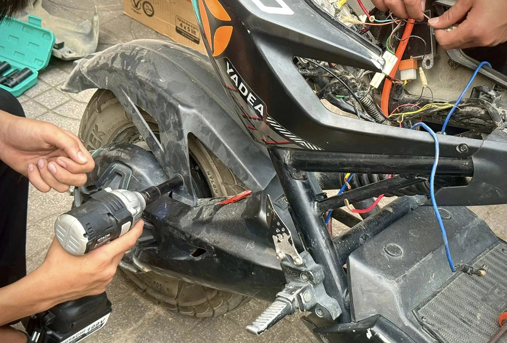 Choáng với việc biến xe điện thành “quái thú tốc độ” của học sinh