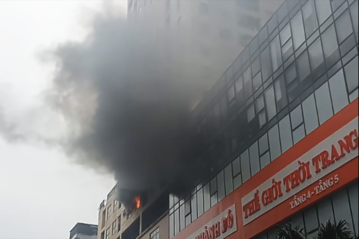 Hà Nội Cháy chung cư, lửa bốc ngùn ngụt tại tầng 6