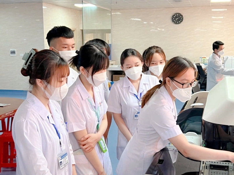 Khoảng cách giữa đào tạo y khoa và thực hành lâm sàng