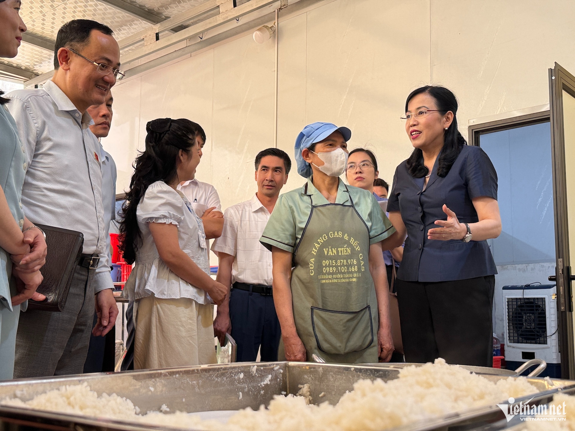 Nhiều ngành quản lý nhưng tại sao vẫn lọt 300 tấn lợn bệnh vào trường học