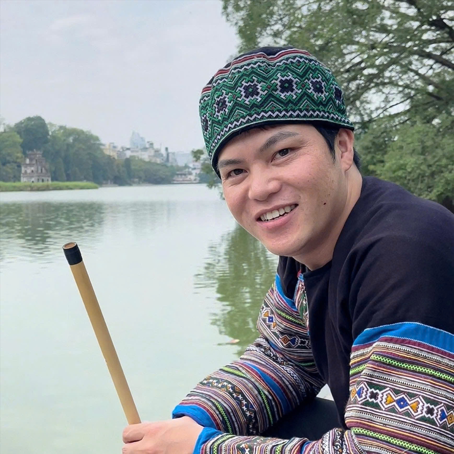 Học nói để trở thành ông chủ hai tiệm tóc 100 thợ người Mông