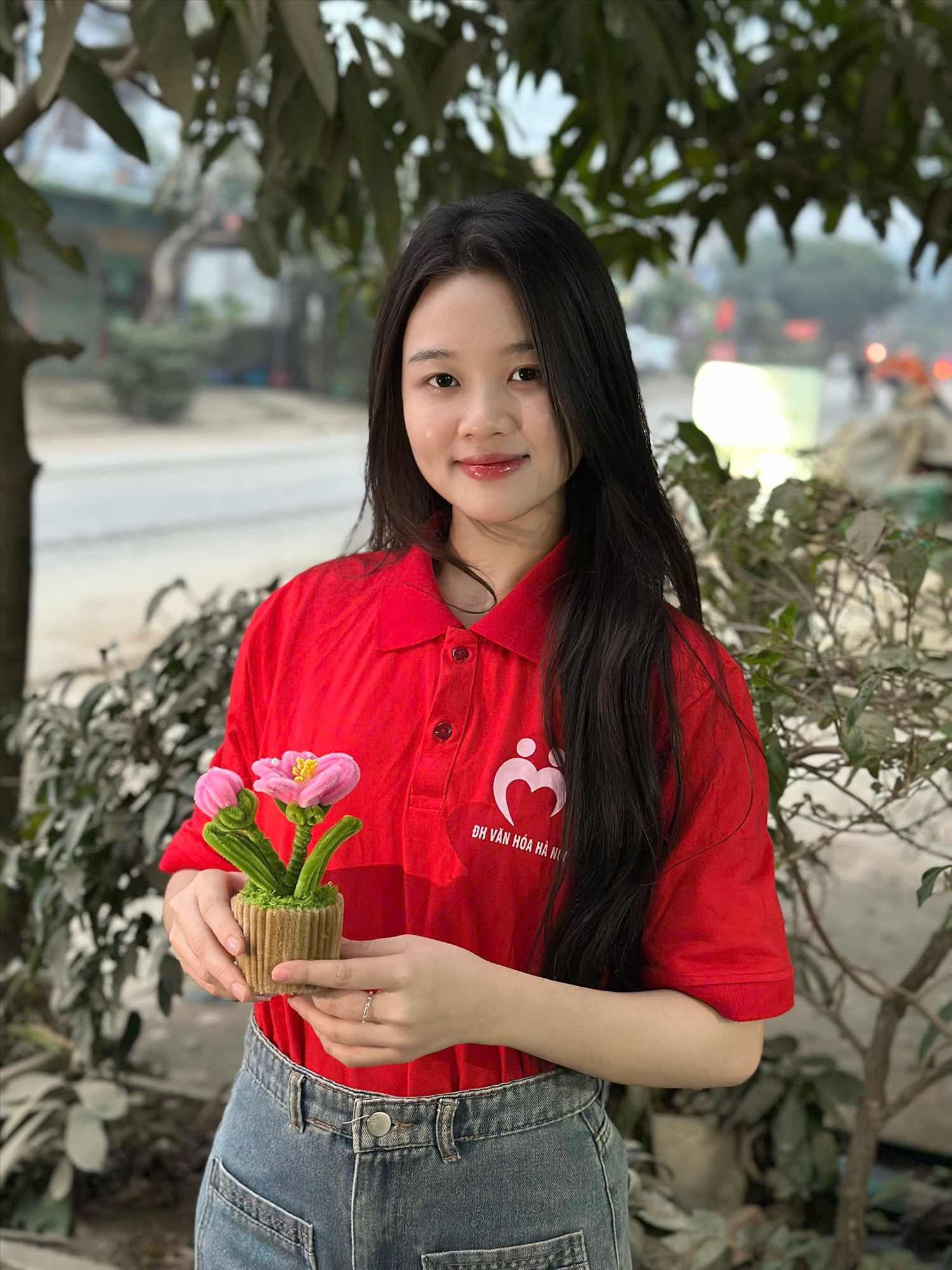 Nữ sinh người Dao vượt nghịch cảnh “uốn” dây kẽm thành hoa viết tiếp ước mơ nơi giảng đường