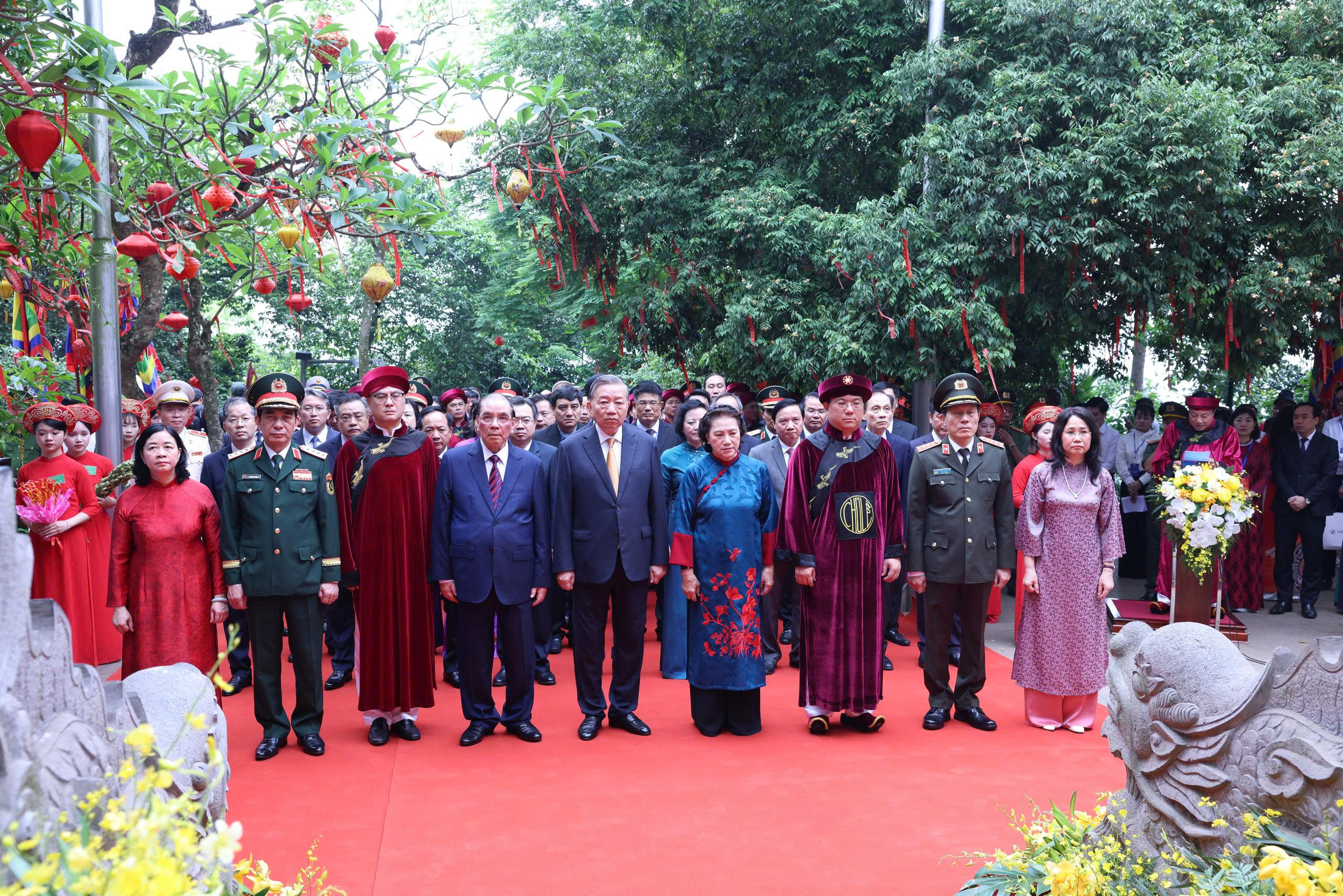 Tổng Bí thư, Chủ tịch nước Tô Lâm cùng đồng bào dâng hương tưởng niệm các Vua Hùng