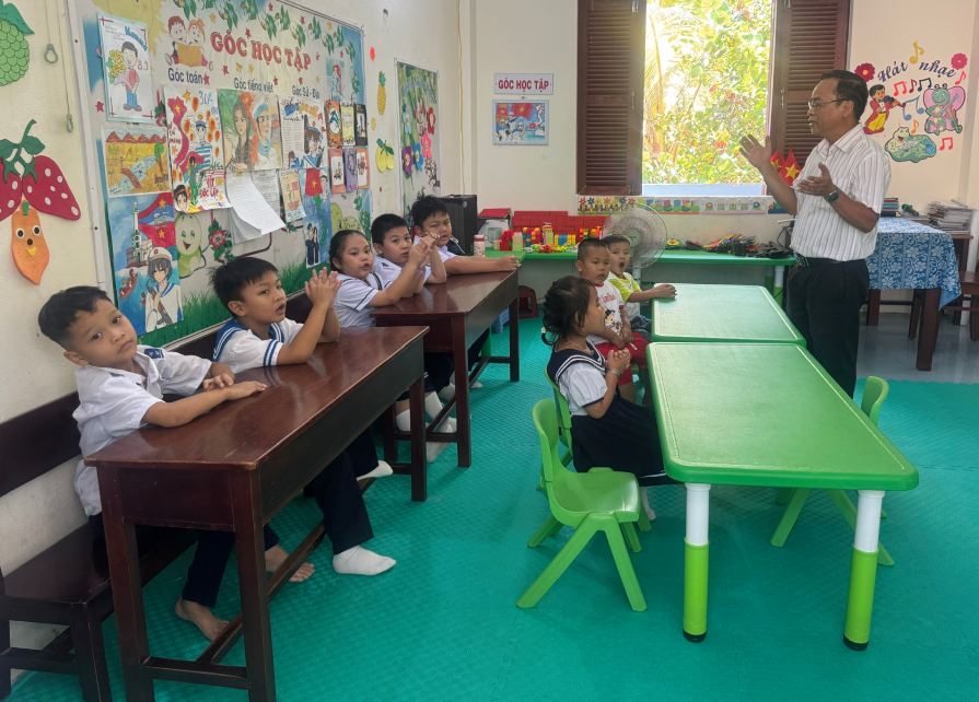 Ra Trường Sa dạy học, con gái nhắn nhủ ‘bố là niềm tự hào’