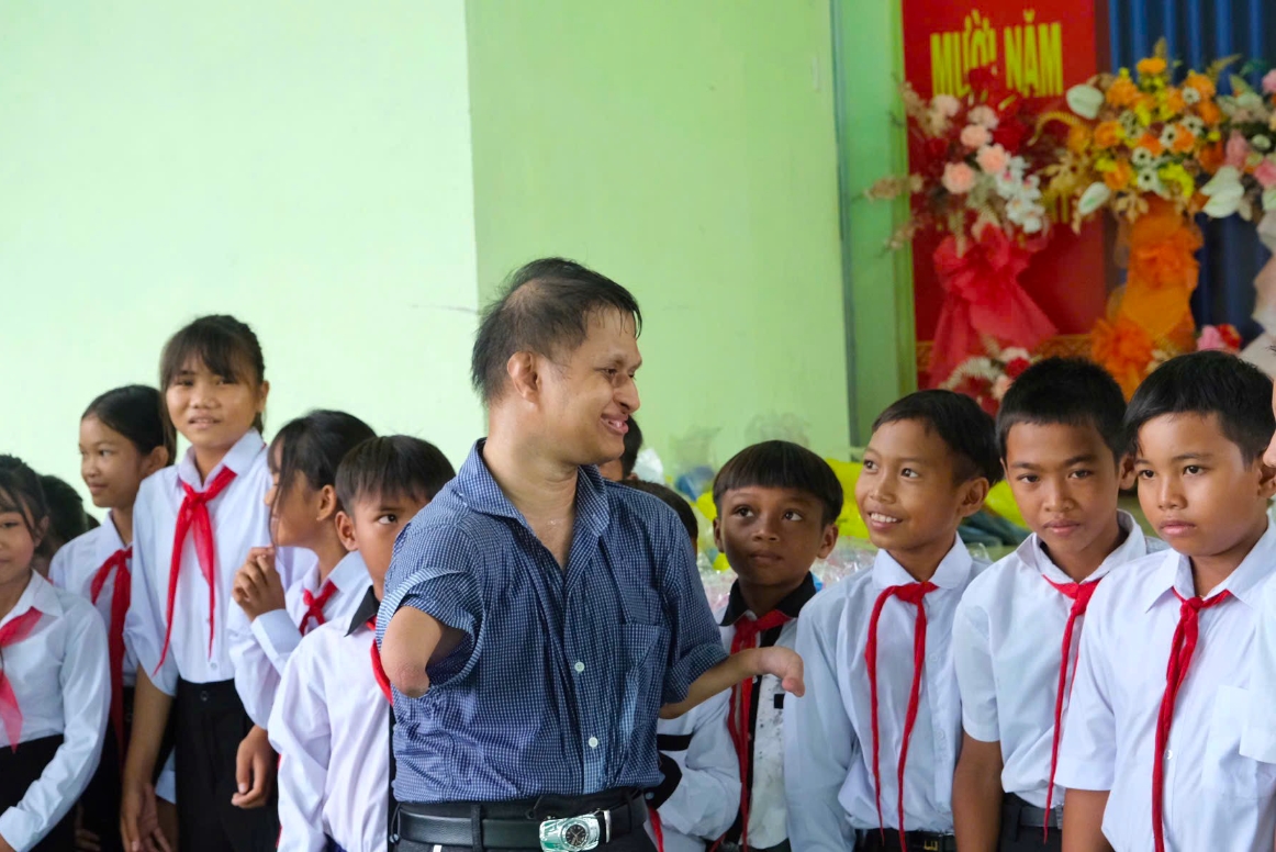 Nghị lực và lòng nhân ái đáng ngưỡng mộ của chàng trai không bàn tay, bàn chân người Gia Rai