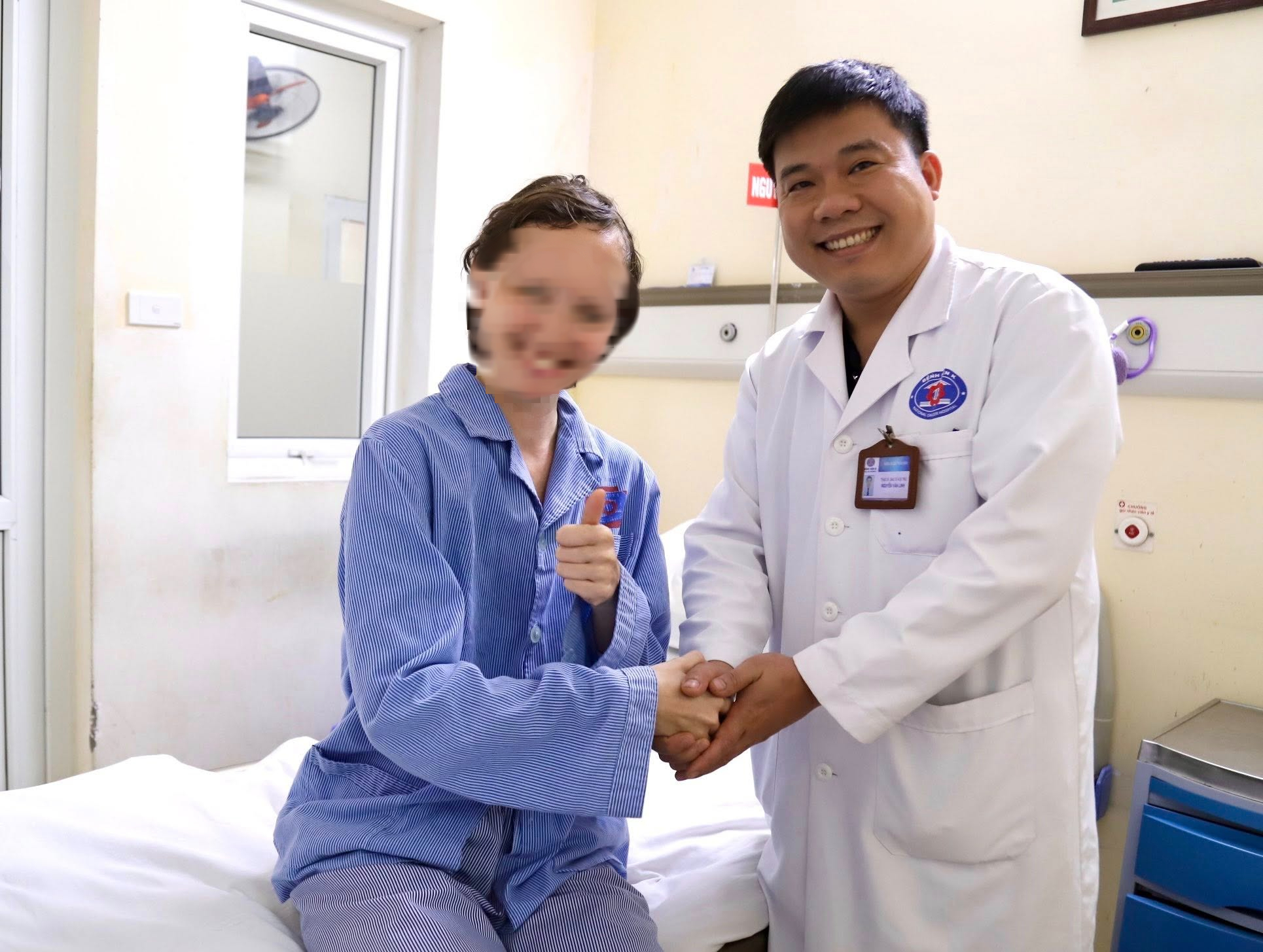 Bệnh nhân người Nga tự đi lại sau mổ u não 7 ngày