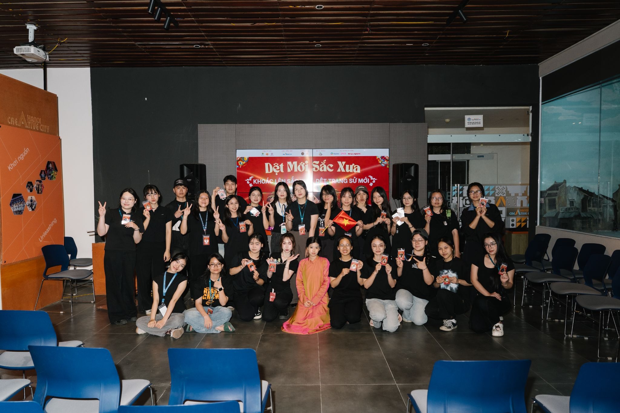 “Dệt Mới Sắc Xưa” Nỗ lực của các bạn trẻ đưa Việt cổ phục xích lại gần hơn với nhịp sống đương đại