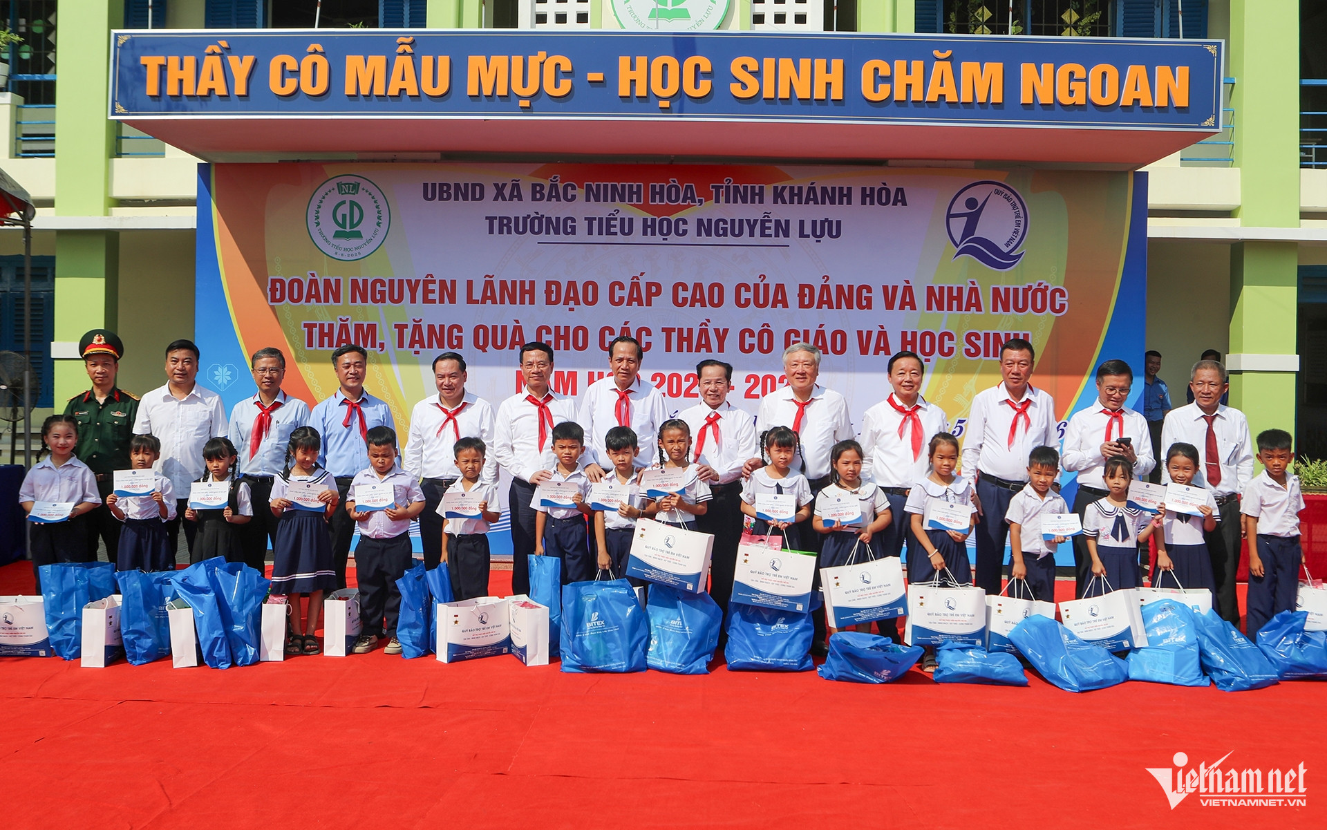 Đoàn nguyên lãnh đạo Chính phủ đến thăm hỏi, tặng quà và trao học bổng cho các em học sinh tại tỉnh Khánh Hòa, Đắk Lắk
