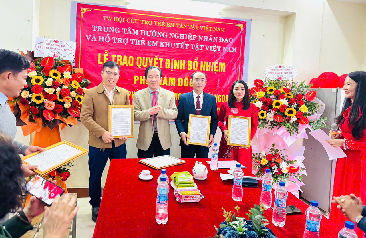 Phía sau những đôi bàn tay co quắp nơi những đứa trẻ vá lại cuộc đơì