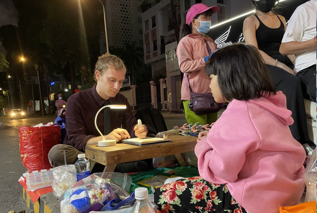 Lớp học trên vỉa hè của chàng trai người Anh