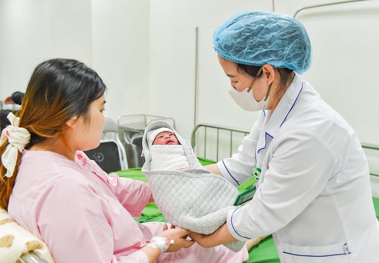 Từ 1 1 2027, phụ nữ sinh đủ 2 con trước 35 tuổi được hỗ trợ tối thiểu 2 triệu đồng