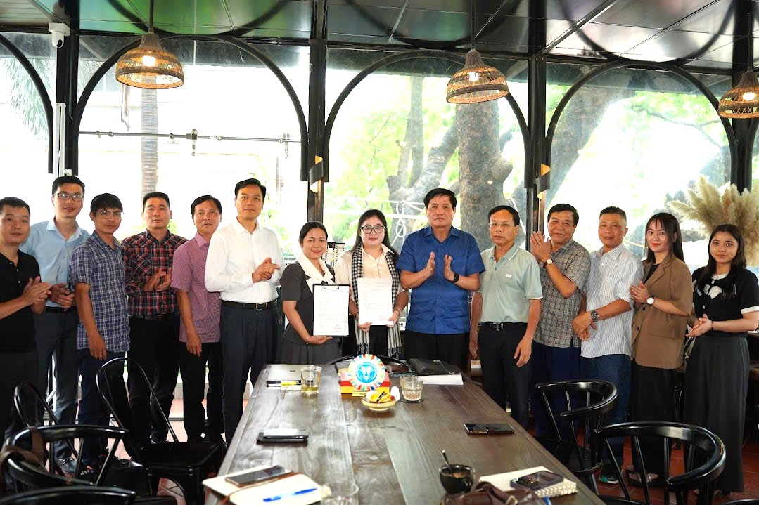 Trao Quyết định tiếp nhận Phóng viên Trung tâm Truyền thông Tạp chí Sức khỏe trẻ em