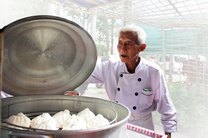 Người đầu bếp hơn 70 năm làm bánh, lấy đồng lời nuôi lớp học miễn phí