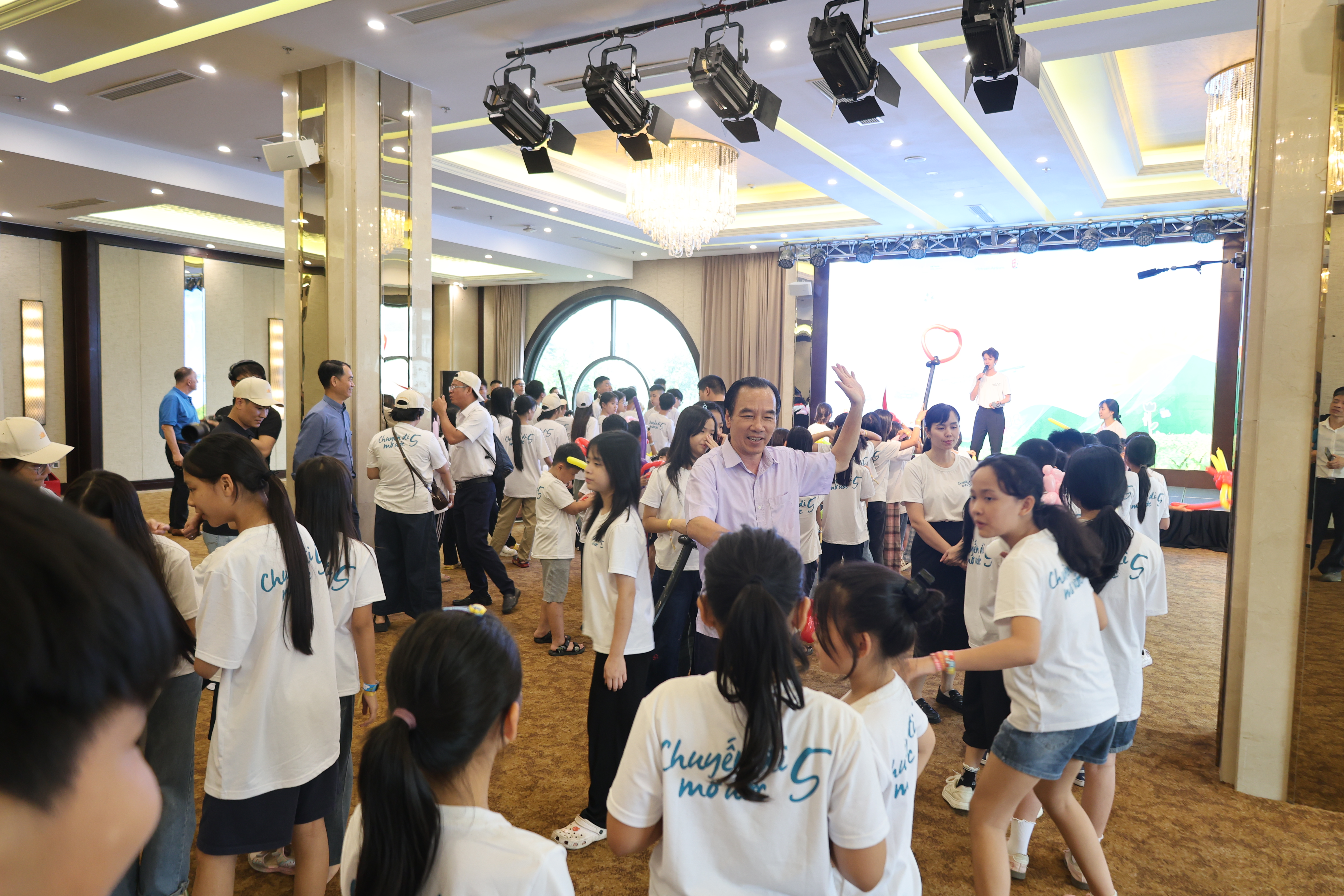 Chuyến đi mơ ước mùa 5 Chia sẻ yêu thương với các em thiếu nhi, người khuyết tật Việt Nam