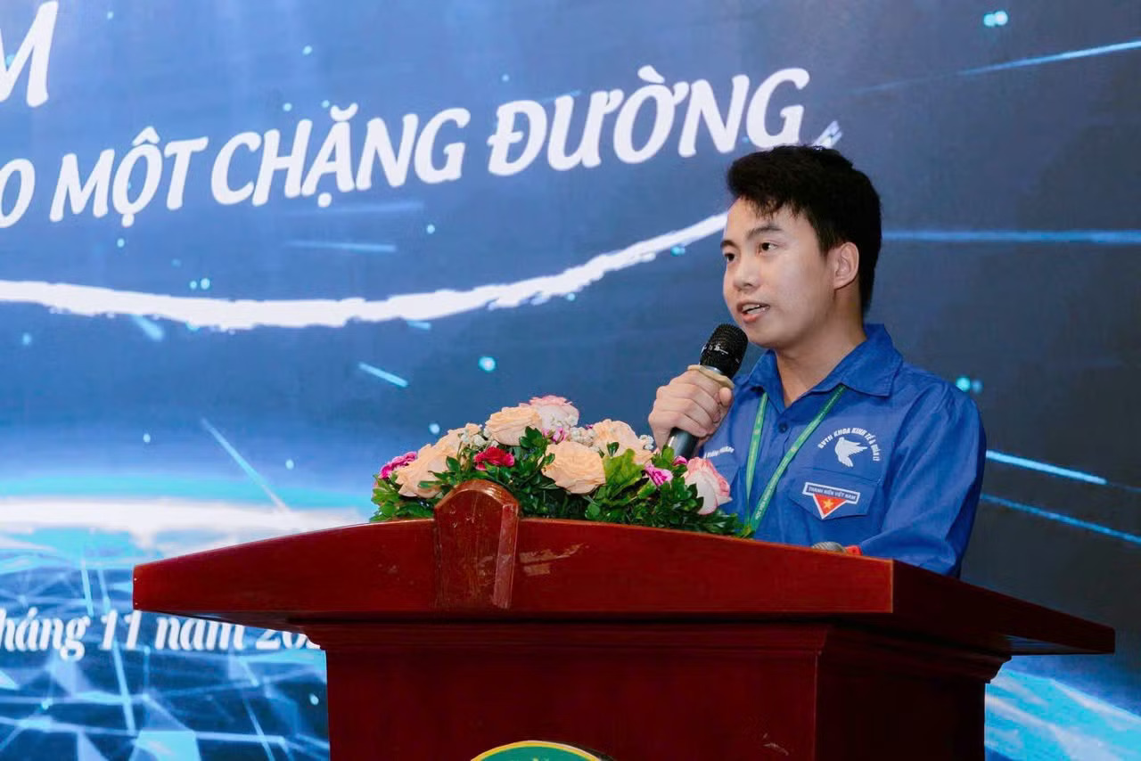 Cậu bé viết chữ bằng than củi trên đỉnh Lóng Sập và hành trình trở thành thủ lĩnh sinh viên