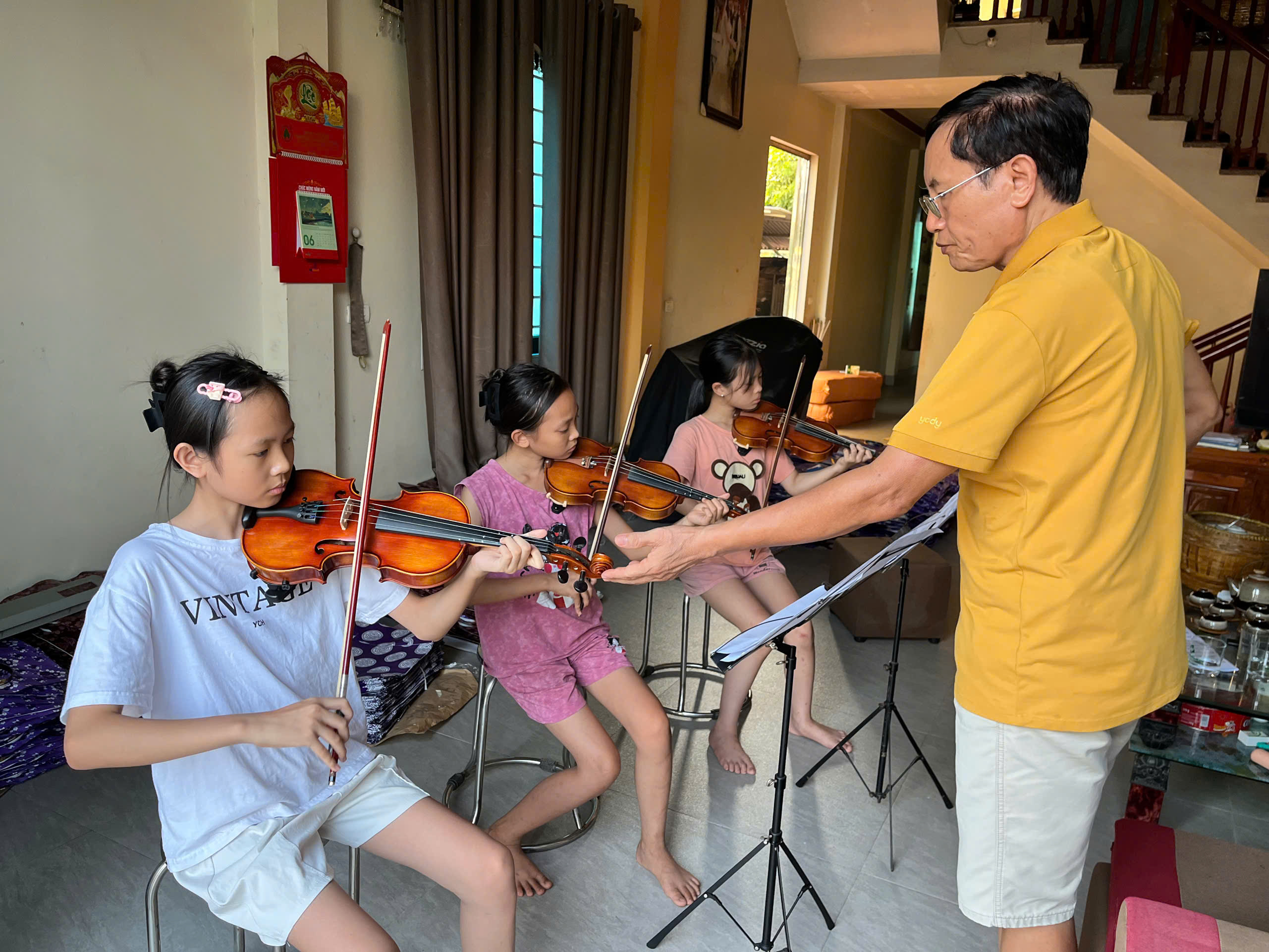 Theo tiếng vĩ cầm về làng Then