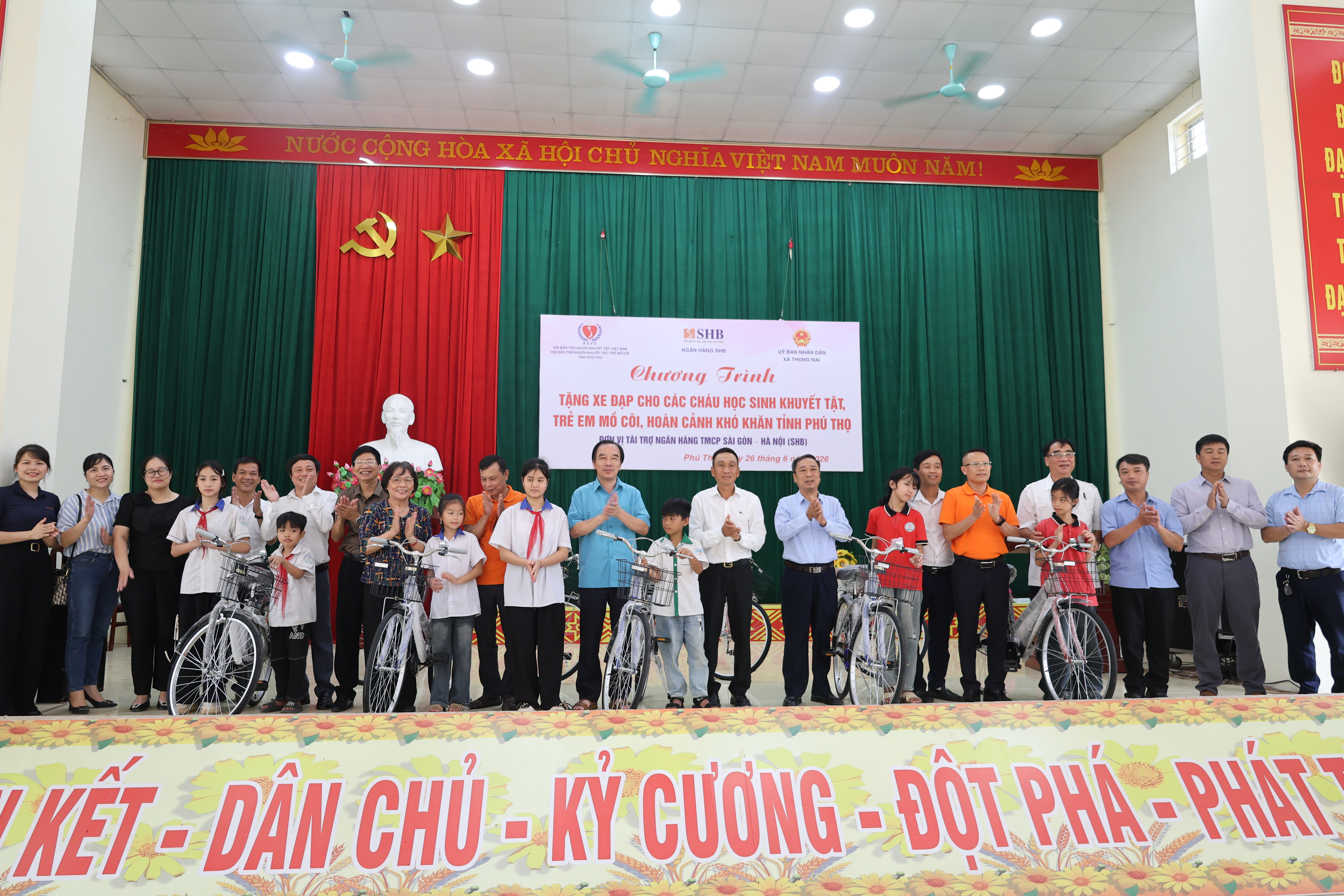Chủ tịch Hội Bảo trợ người khuyết tật VN Ngô Sách Thực Trao tặng xe đạp cho các em học sinh tại xã Thung Nai, tỉnh Phú Thọ