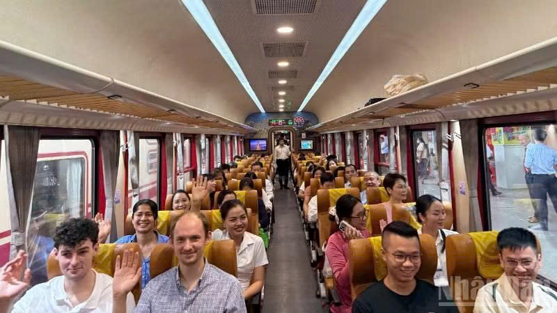 Khai thác tàu chuyên dụng phục vụ cán bộ y tế Bệnh viện Bạch Mai
