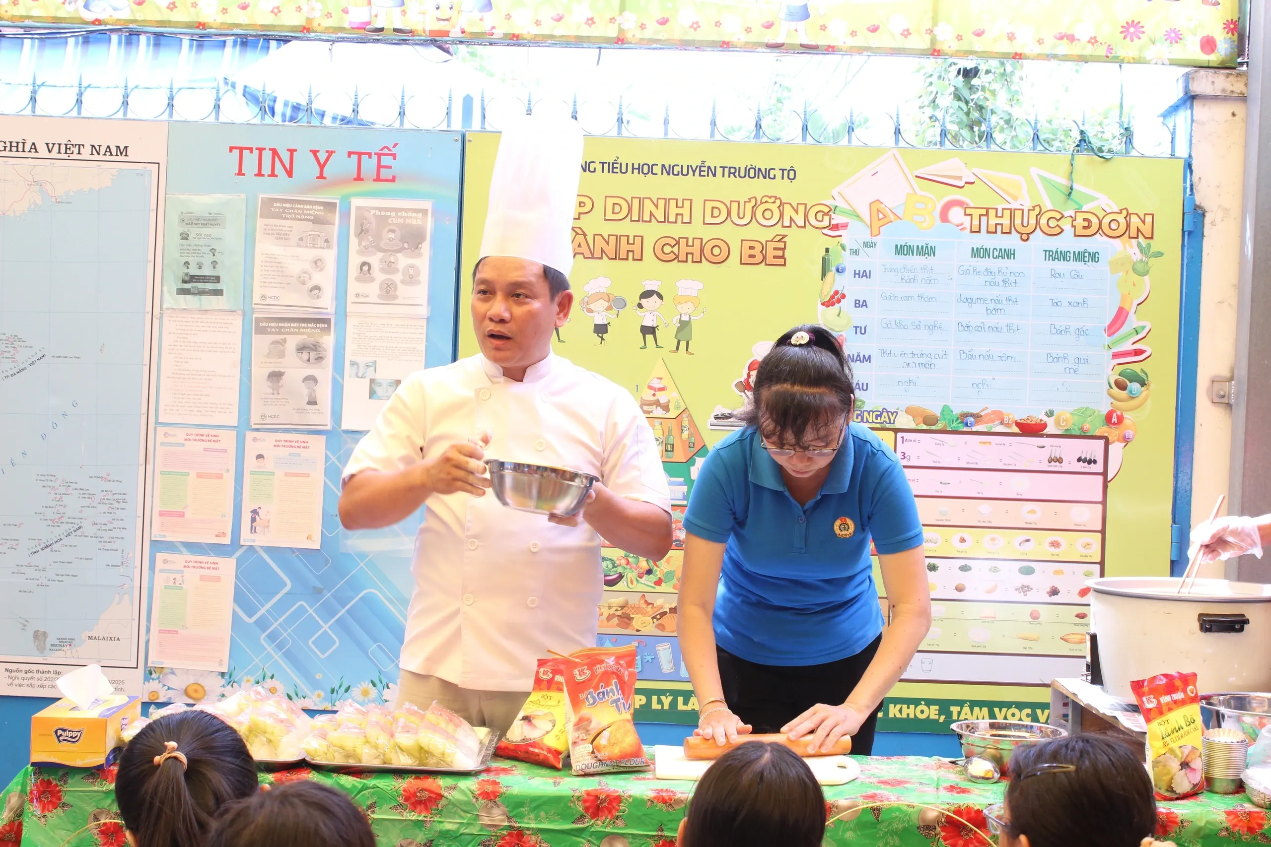Xếp hàng làm bánh dân gian ở ngày hội Em yêu văn hóa Việt