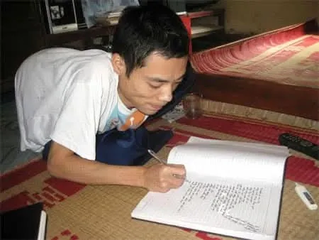 Đôi chân dừng lại, những vần thơ đi xa