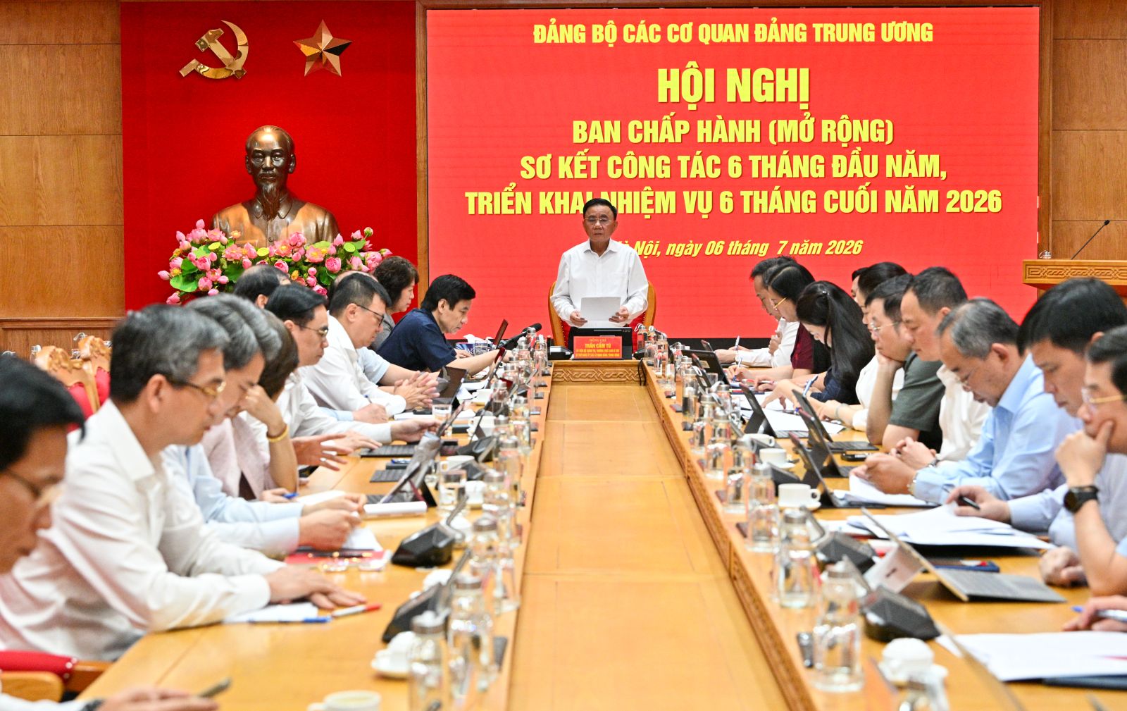 Hoàn thiện cơ chế, chính sách, bảo đảm bộ máy vận hành thông suốt, hiệu lực, hiệu quả