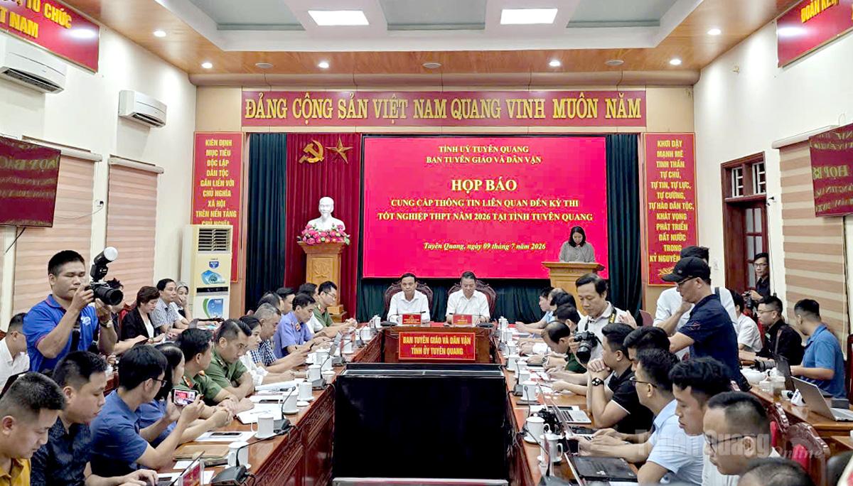 Trưởng điểm thi THPT chuyên Tuyên Quang chỉ đạo giám thị, giáo viên cho thí sinh chép bài và hướng dẫn thí sinh làm bài môn toán