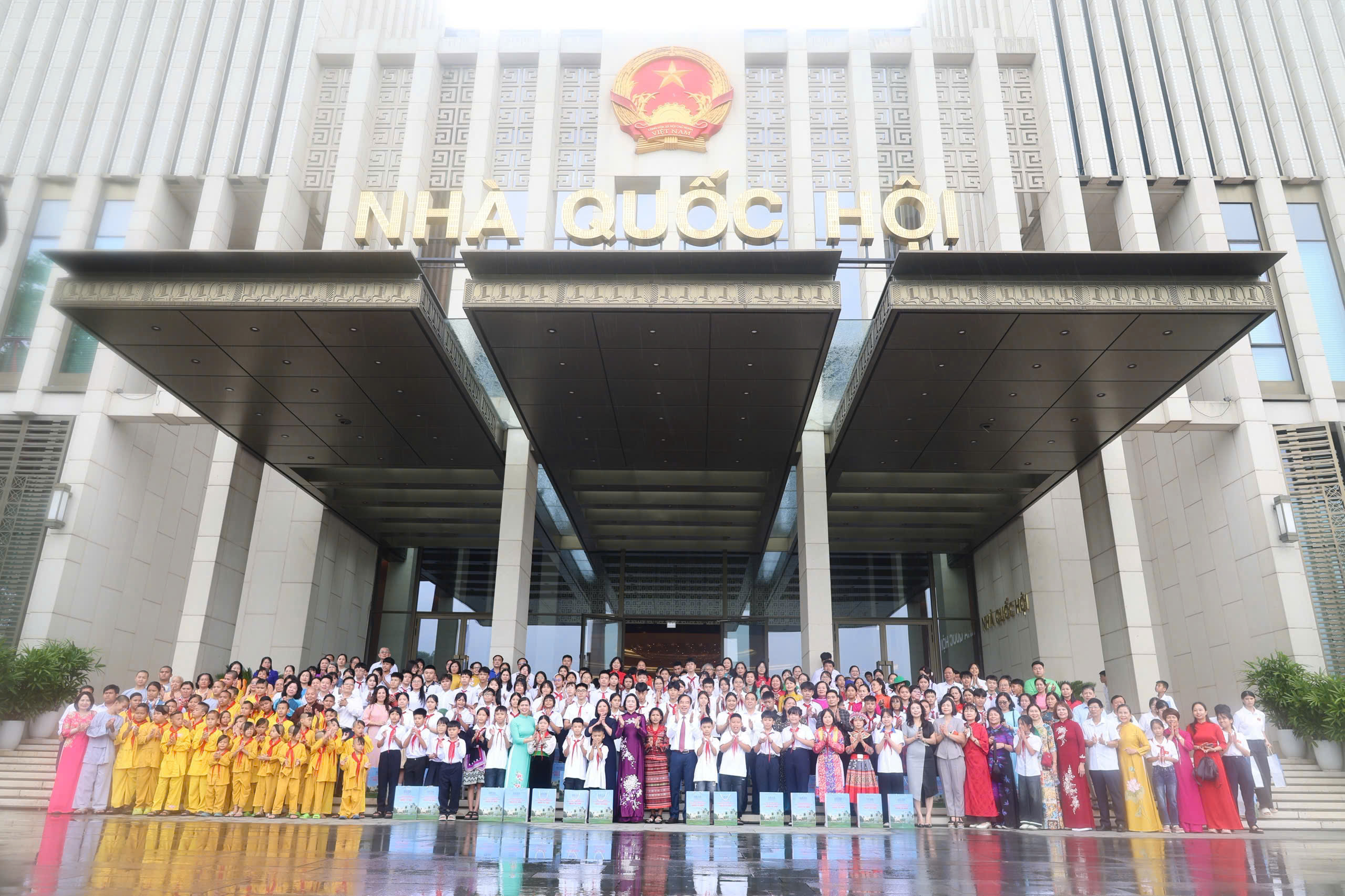 Phó Chủ tịch Quốc hội Nguyễn Thị Thanh tặng quà cho trẻ em khuyết tật, mồ côi