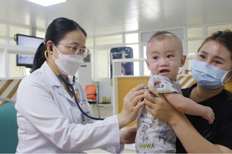 Trẻ dưới 6 tuổi được khám sức khỏe định kỳ miễn phí