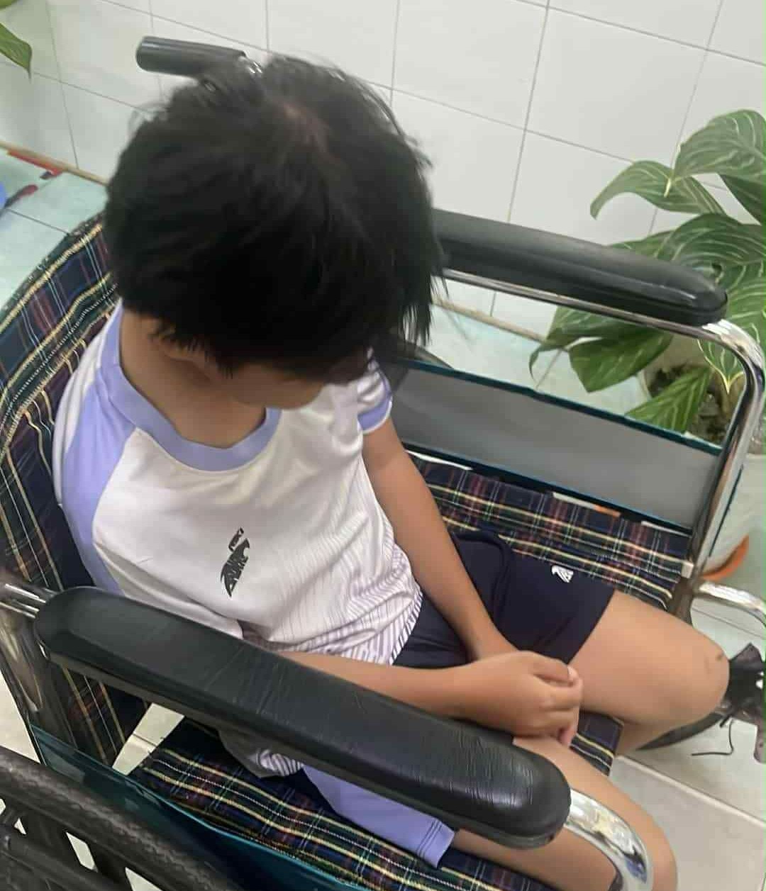 Bé trai 12 tuổi đã mắc ung thư giai đoạn cuối, bố mẹ đau lòng  Giá như tôi không cho con ăn chúng