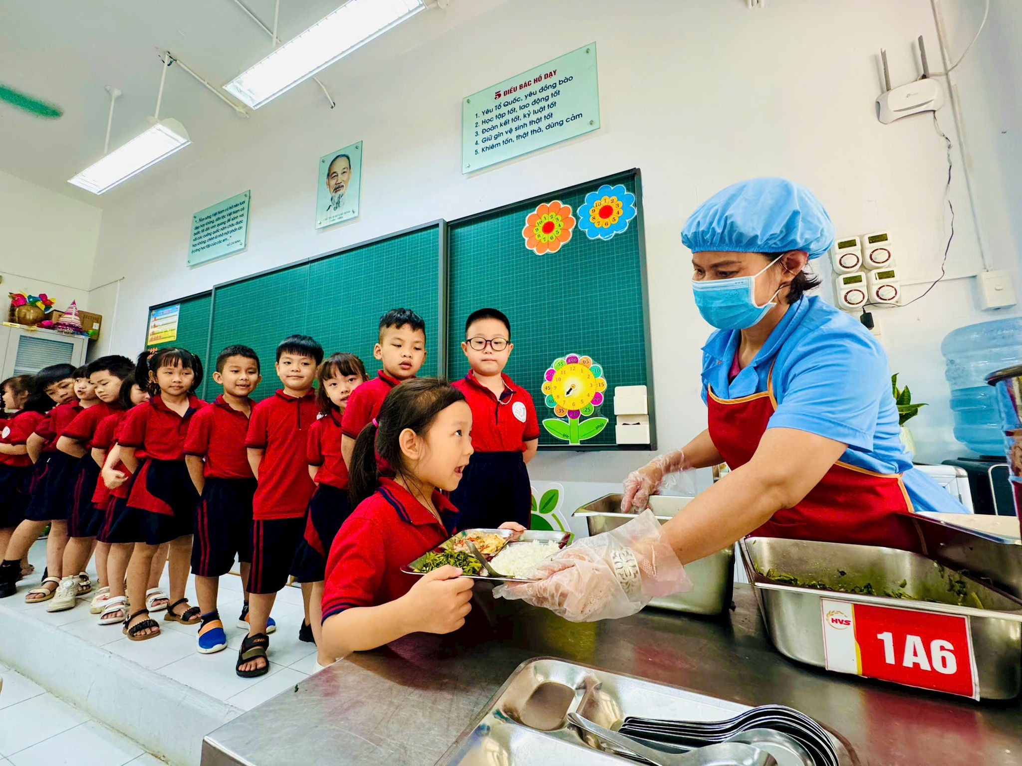 Hà Nội tăng cường bảo đảm an toàn thực phẩm tại các trường tổ chức bán trú hè