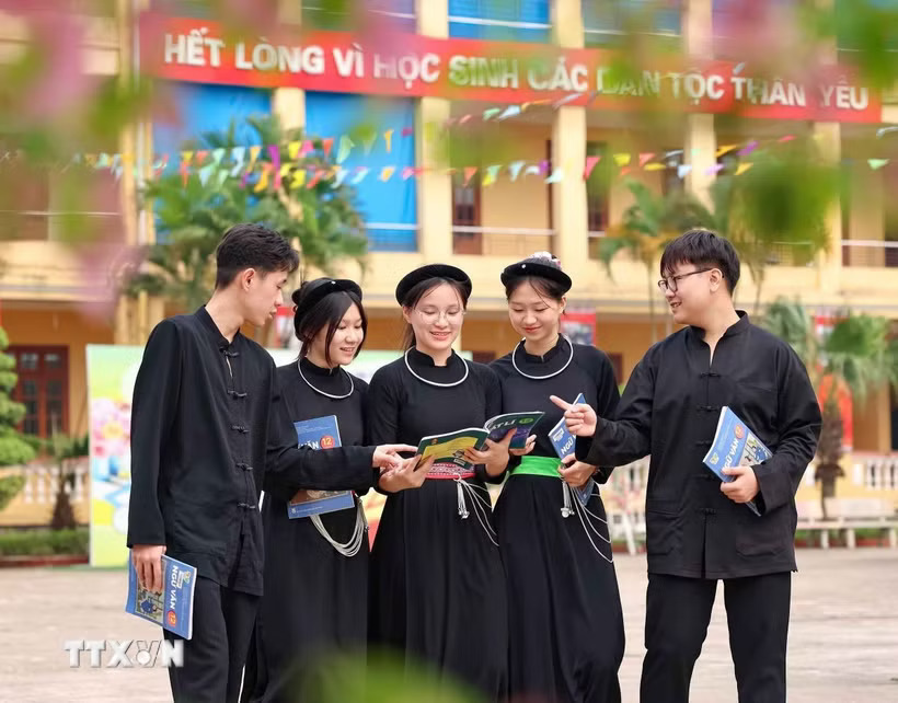 Mở rộng đối tượng, nâng mức hỗ trợ với học sinh dân tộc thiểu số rất ít người